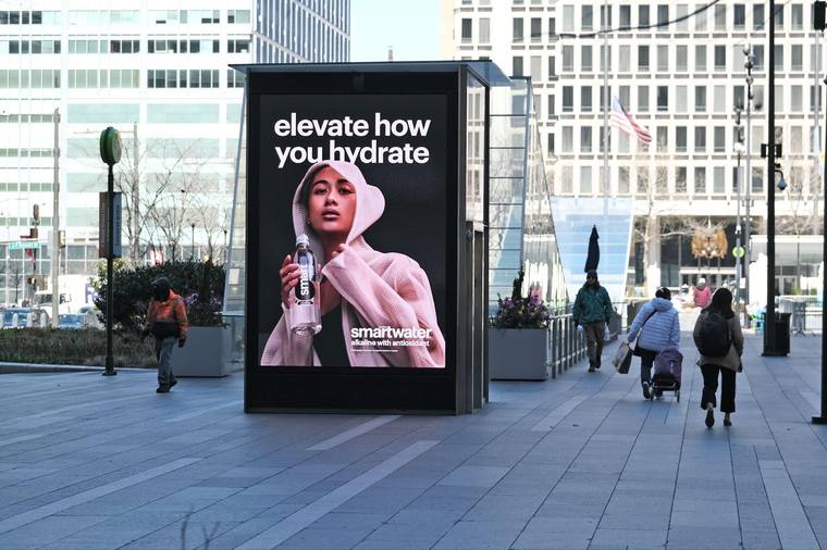 Digital out-of-home screen — Transit & Street Furniture